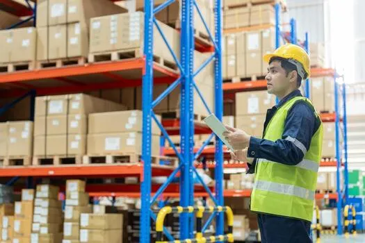 Conducting the on-site packaging audit on the factory floor