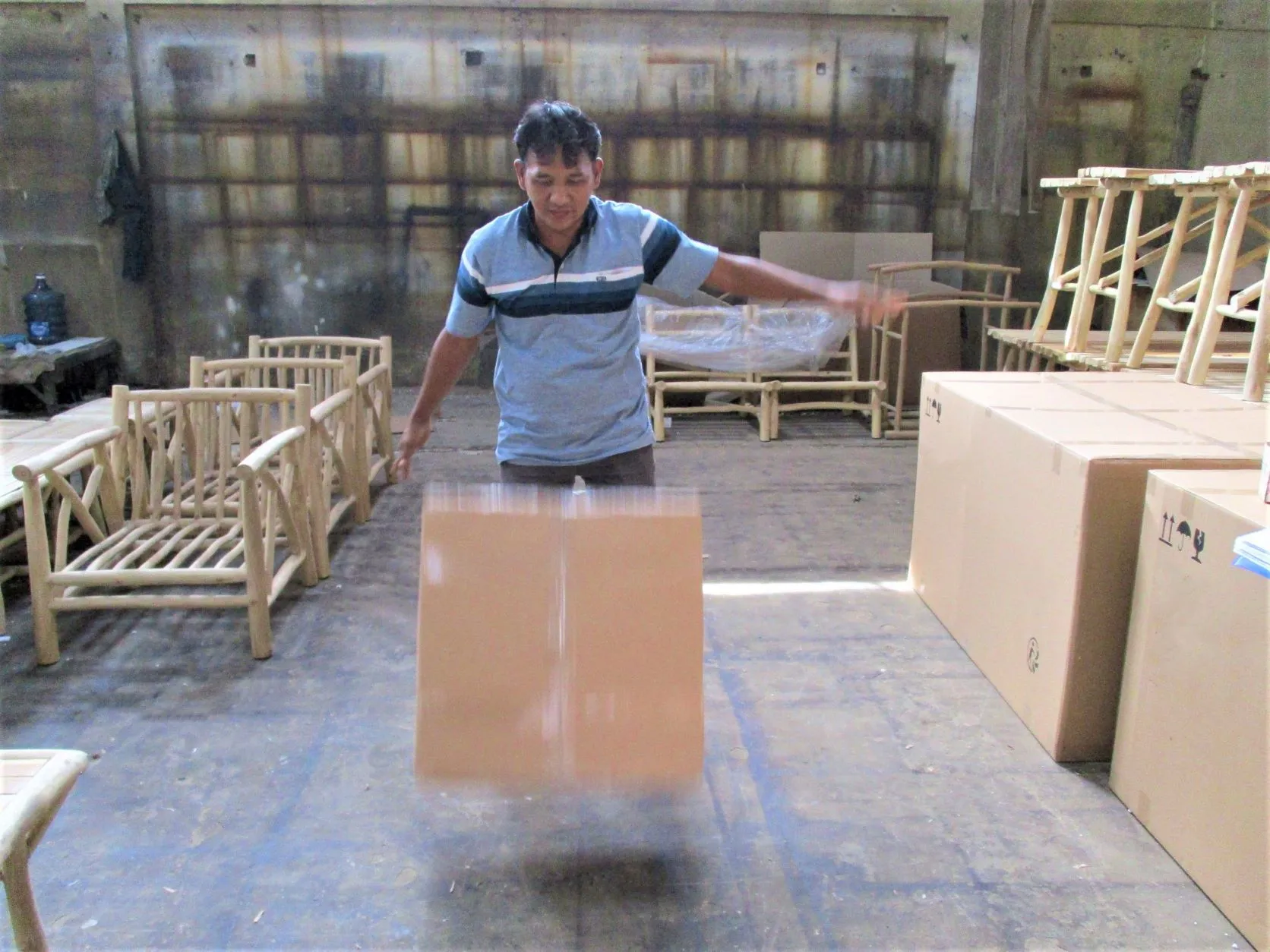 Executing the ISTA 1A drop test sequence on a packaged export carton